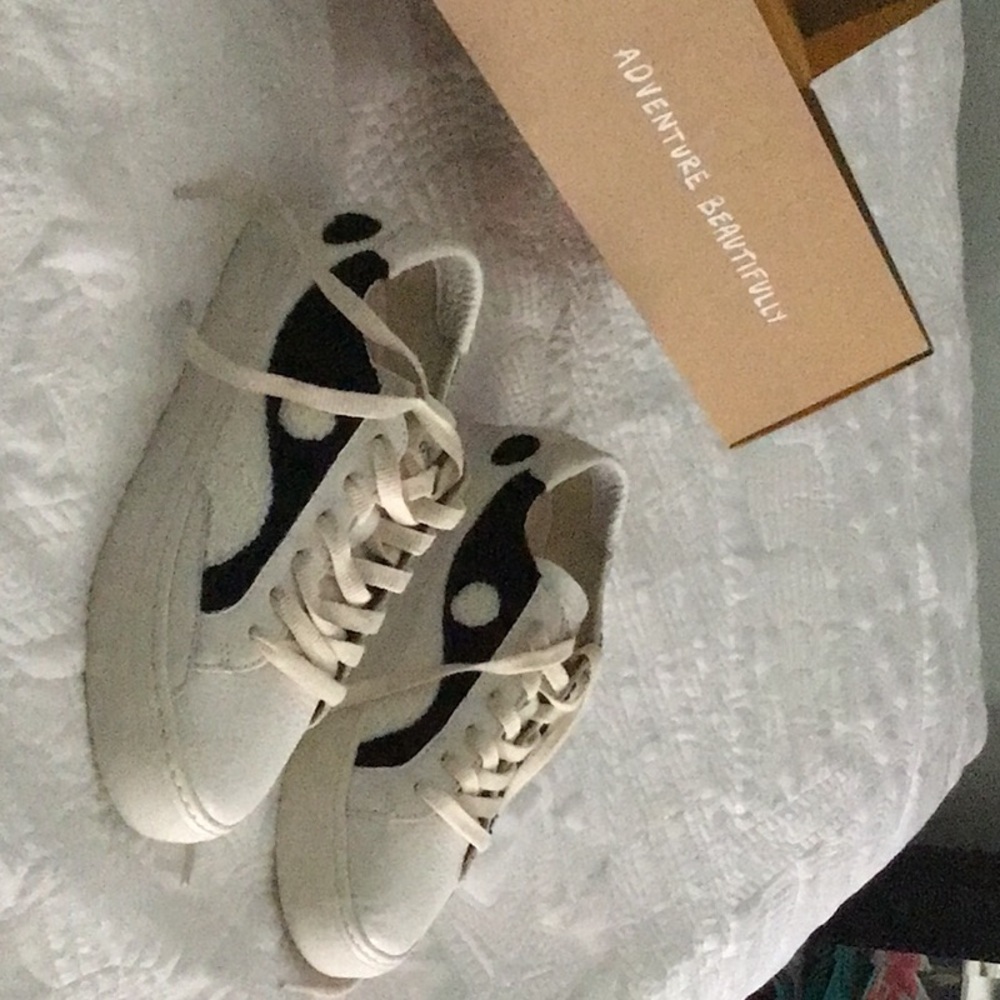 Retro sneakers. Yang carpet fill brand new sneakers. Never worn